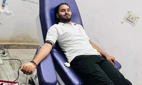 युवक ने रीवा मेडिकल कालेज में रक्तदान कर बचाई जान