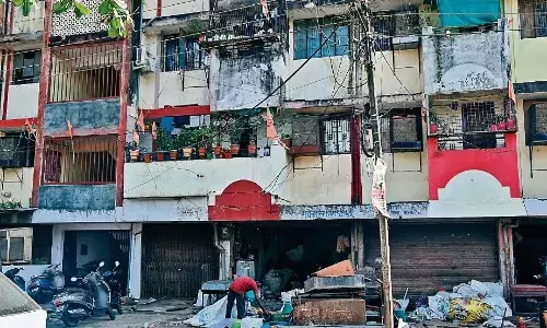 कॉलोनी के बीच कागज का गोदाम, मामूली चिंगारी से भड़क सकती है आग, अफसर मौन