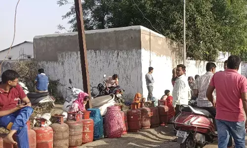 तड़के 4 बजे से कतारों में खड़े आक्रोशित लोगों के चेहरों पर थकान - आंखों में बेचैनी और दिल में सवाल, आखिर कब खत्म होगी यह परेशानी