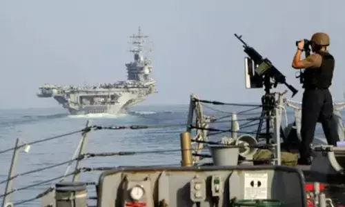 ईरानी नौसेना ने खाड़ी में मौजूद जहाजों को दी चेतावनी! बिना परमिशन के निकलने पर किया जाएगा टारगेट