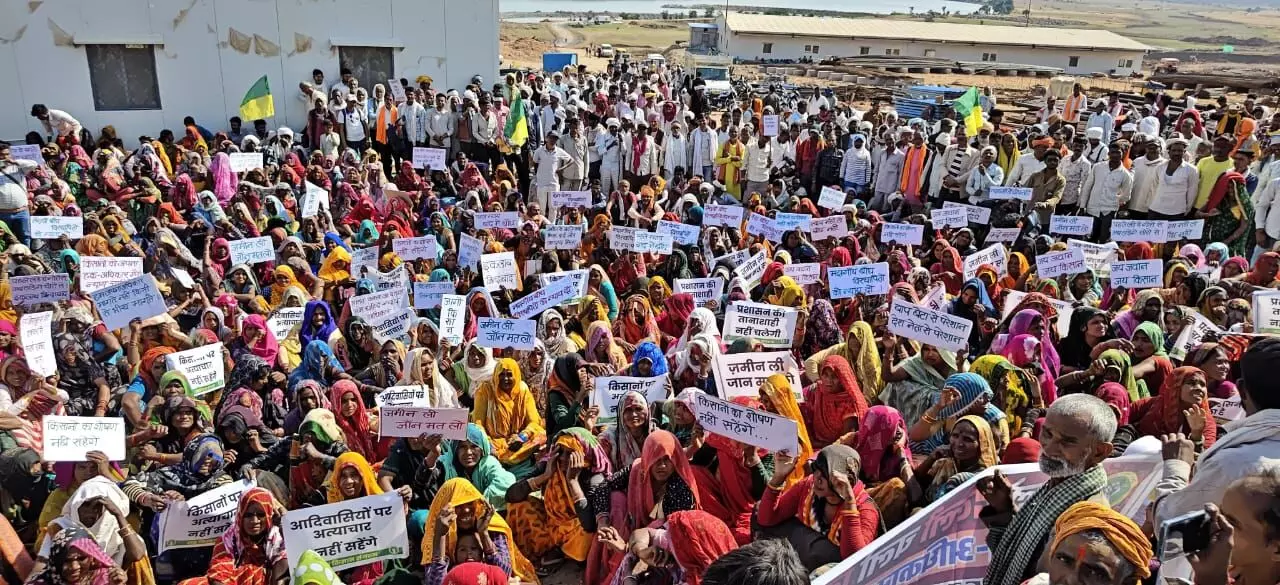 हजारों आदिवासी, किसान और महिलाएं बच्चों सहित चिता पर लेटीं बोली न्याय दो या मौत हजारों आदिवासी, किसान और महिलाएं बच्चों सहित चिता पर लेटीं बोली न्याय दो या मौत