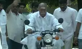 पुडुचेरी,असम, केरल विधानसभा चुनाव में कई दिग्गजों ने पोलिंग बूथ पर डाला वोट