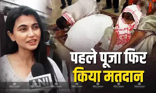 असम के मंत्री और जागीरोड विधानसभा क्षेत्र से BJP उम्मीदवार पीयूष हजारिका ने पत्नी के साथ पूजा करने के बाद किया मतदान