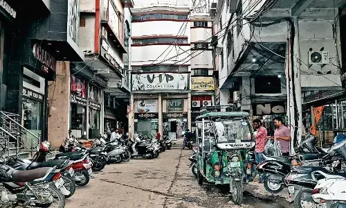 गलगला के व्यावसायिक क्षेत्र में चल रहे कपड़े के गोदाम