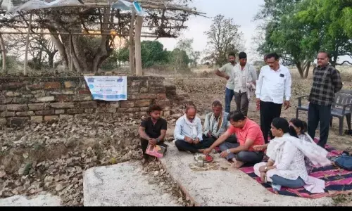 ककरहटी में नदीं तट पर चौपाल लगाकर कार्यक्रम आयोजित