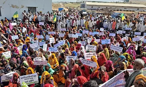 हजारों आदिवासी, किसान और महिलाएं बच्चों सहित चिता पर लेटीं बोली न्याय दो या मौत