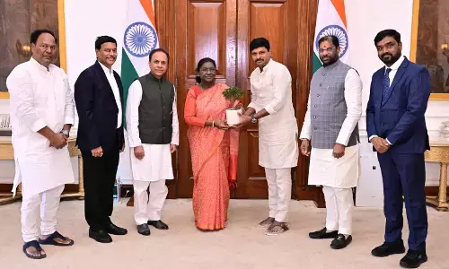 पुस्तक ग्रहण करने के बाद दिया पर्यावरण संरक्षण का संदेश, आध्यात्मिक दृष्टिकोण अपनाने से होगा प्रभावी