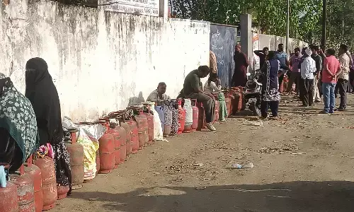 सिलेंडर की लंबी कतारों पर हरकत में आया प्रशासन, कलेक्टर ने आपूर्ति व्यवस्था पर जताई नाराजगी