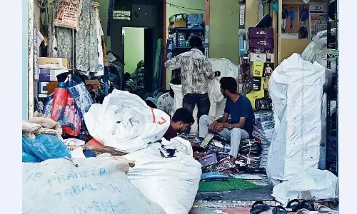 एक तो सघन इलाका, दूसरा हजारों की आबादी फिर भी यहां संचालित हो रहे कपड़ों के गोदाम