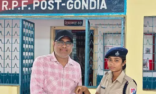 वंदे भारत एक्सप्रेस में 36 हजार की सोने की बाली हुई गुम, आरपीएफ ने ढूंढकर लौटाई - पीड़ित परिवार ने चेहरे पर मुस्कान के साथ दिल से कहा - थैंक्स वंदे भारत एक्सप्रेस में 36 हजार की सोने की बाली हुई गुम, आरपीएफ ने ढूंढकर लौटाई - पीड़ित परिवार ने चेहरे पर मुस्कान के साथ दिल से कहा - थैंक्स