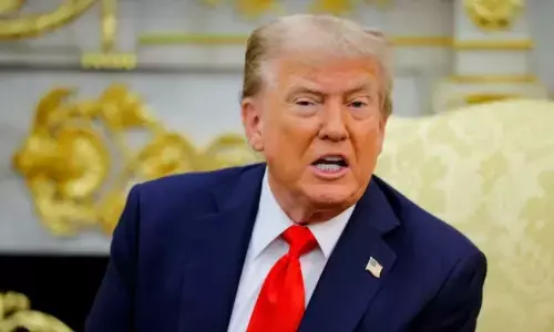 सबसे खतरनाक हथियारों वाले जहाज हो रहे तैयार शांति वार्ता से पहले ट्रंप ने ईरान को दी चेतावनी