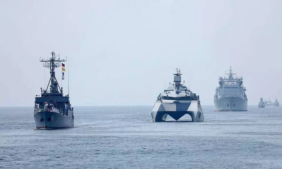 अमेरिकी युद्धपोत इसे पार करने की कर रहे कोशिश, ईरानी नौसेना ने जारी की चेतावनी अमेरिकी युद्धपोत इसे पार करने की कर रहे कोशिश, ईरानी नौसेना ने जारी की चेतावनी