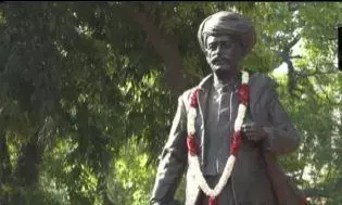 राष्ट्रपति, पीएम समेत कई नेताओं ने संसद परिसर के प्रेरणा स्थल पहुंकर महात्मा ज्योतिबा फुले की जयंती पर पुष्पांजलि अर्पित की राष्ट्रपति, पीएम समेत कई नेताओं ने संसद परिसर के प्रेरणा स्थल पहुंकर महात्मा ज्योतिबा फुले की जयंती पर पुष्पांजलि अर्पित की