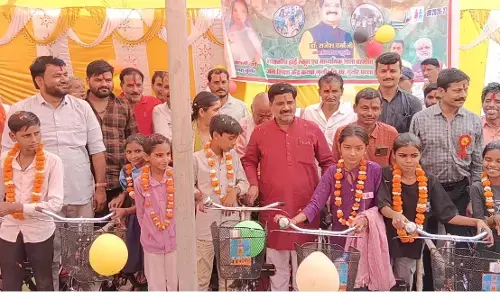 गुनौर में छात्राओं को मिला सशक्तिकरण का संबल, विधायक ने वितरित की साइकिलें व प्रमाण पत्र