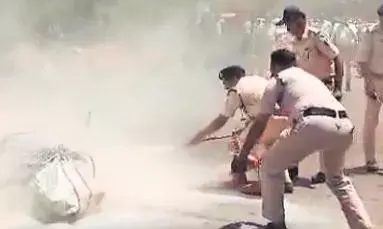 चलती बाइक में लगी आग, चालक ने कूदकर बचाई जान, मची अफरा-तफरी