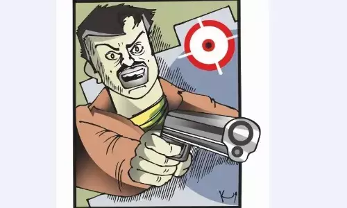 खेत से वापस घर लौट रहे युवक की आंखों में महिला ने झोंकी मिर्ची, साथियों ने मारी गोली