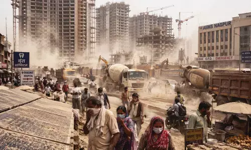 प्रदूषण की फैक्ट्री बन रहीं गगनचुंबी इमारतें, धंतोली-रामदासपेठ में निर्माण स्थलों के आसपास धूल का कहर प्रदूषण की फैक्ट्री बन रहीं गगनचुंबी इमारतें, धंतोली-रामदासपेठ में निर्माण स्थलों के आसपास धूल का कहर