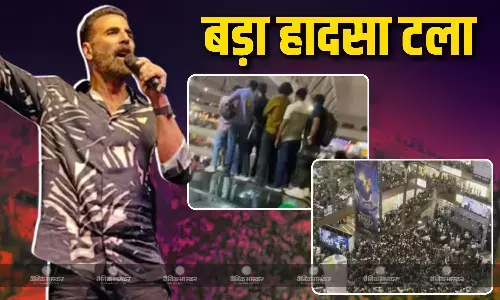 अक्षय कुमार के इवेंट में बेकाबू भीड़, एक्टर को देखने के लिए एस्केलेटर की रेलिंग पर चढ़े फैंस, वायरल हुआ वीडियो