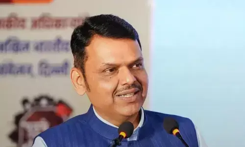 फडणवीस ने कहा - साहित्य इंसान के व्यक्तित्व को रोबोट नहीं बनने देता, मन की तरलता साहित्य को जिंदा रखती है