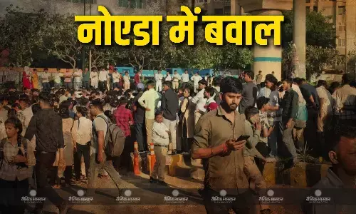 नोएडा की सड़कों पर कंपनी के हजारों कर्मचारियों का उपद्रव, आगजनी-पथराव से गरमाया माहौल, भारी सुरक्षाबल तैनात नोएडा की सड़कों पर कंपनी के हजारों कर्मचारियों का उपद्रव, आगजनी-पथराव से गरमाया माहौल, भारी सुरक्षाबल तैनात