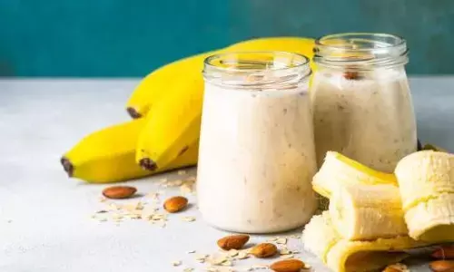 इस तपती गर्मी में कुछ रिफ्रेशिंग और हेल्दी पीने का हो रहा है मन, तो बनाएं खास बनाना स्मूदी, यहां देखें आसान रेसिपी