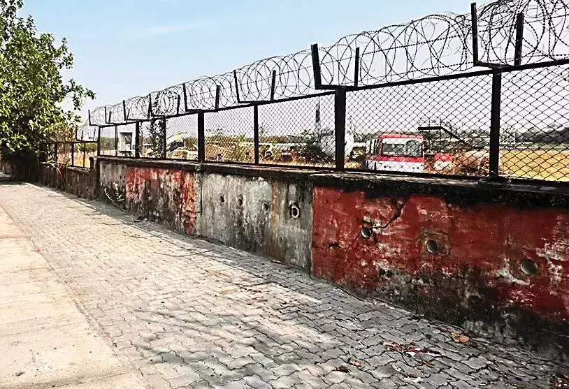 एयरपोर्ट की सुरक्षा दीवार ऊंची होगी, भास्कर ने उठाया था मुद्दा, प्रशासन जागा - नियम 9.5 फुट, हकीकत आधी