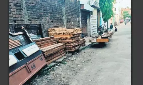 रहवासी क्षेत्र में फर्नीचर का कारखाना मामूली सी चिंगारी बरपा सकती है कहर