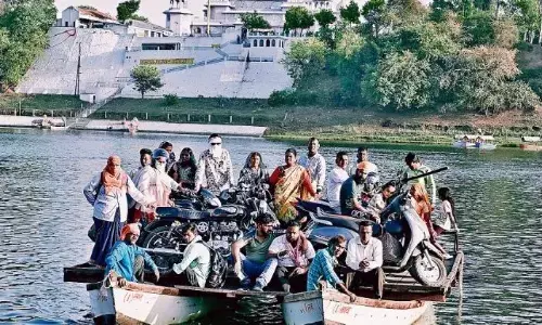 बिना लाइफ जैकेट के धड़ल्ले से कराया जा रहा नौका विहार, लोगों की जान से खिलवाड़