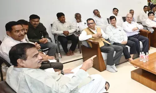 सिंचाई का लाभ अंतिम व्यक्ति तक पहुंचे, गडकरी ने की पानी उपयोग संस्थाओं और अधिकारियों के साथ समीक्षा बैठक