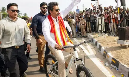 विजय ने बुनकरो से कर दिया बड़ा वादा, कहा- सरकार बनी तो खेती के लिए लिए गए कर्ज को करेंगे माफ