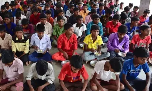 एक की मौत 100 से अधिक छात्र हुए बीमार, जाने क्या है मामला, जिले के कलेक्टर ने किसे ठहराया जिम्मेदार?