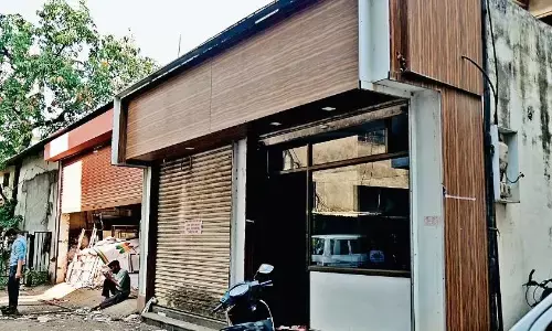 रहवासी क्षेत्र में फ्लेक्स गोदाम, वहीं हो रही वेल्डिंग, जरा सी चिंगारी होगी घातक