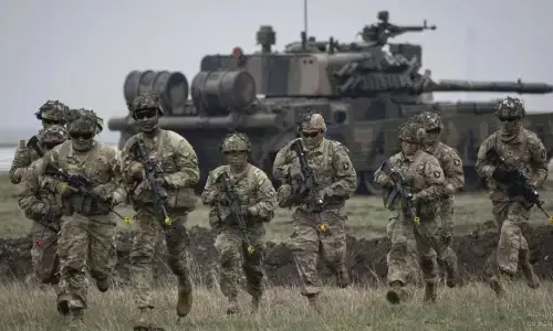 स्ट्रेट ऑफ होर्मुज में बढ़ने वाली है अमेरिकी सैन्य, रक्षा विभाग ने 10 हजार अतिरिक्त सैनिकों की तैनात पर क्या कहा?