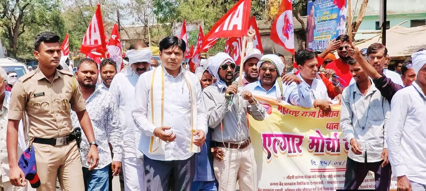 खरीदी बंद होने से घरों में पड़ा है लाखों क्विं.धान, समयसीमा बढ़ाने जिलाधीश कार्यालय पहुंचे किसान