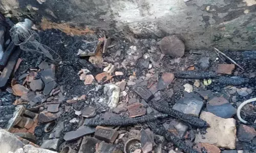 घर में अज्ञात कारणों के चलते लगी आग