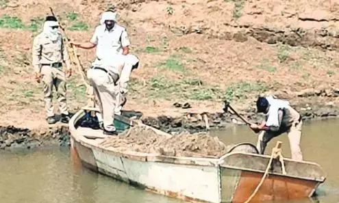 अवैध रेत उत्खनन में लगी दो नावों को किया नष्ट