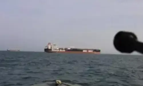 दो जहाजों पर गोलीबारी की खबर, अमेरिका की नाकेबंदी पर ईरान ने उठाया फिर बड़ा कदम