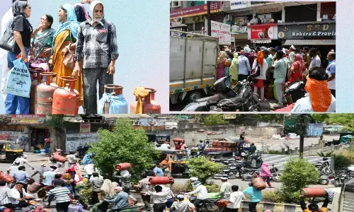 सिर पर सिलेडर उठा दौड़े ग्राहक, हंगामें भरी इन तीन तस्वीरों ने खोली पोल - जैसे तैसे पुलिस ने स्थिति को संभाला