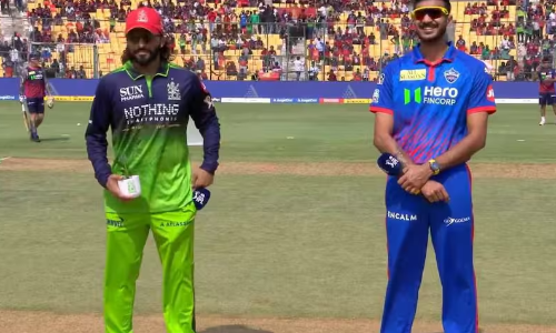 दिल्ली के खिलाफ हरी जर्सी पहनकर मैच खेलने क्यों उतरी बेंगलुरु? जानें वजह