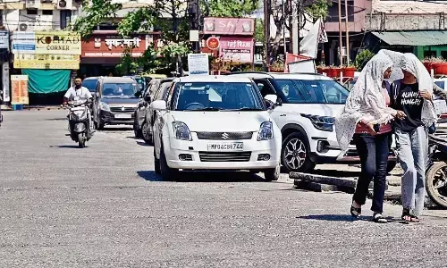 स्कूली बच्चों पर गर्मी की थर्ड डिग्री तमतमाने लगे नन्हे-मुन्नों के चेहरे