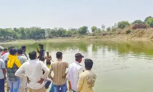 पटेहरा तालाब में डूबने से चचेरी बहनों की मौत, नाबालिग भाई-बहन को गोताखोरों ने बचाया