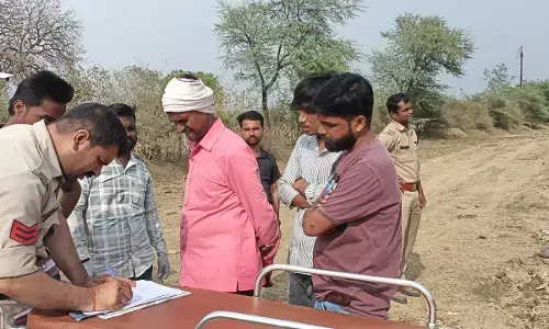 पहले कराया इलाज, फिर हॉस्पिटल के बेड पर ही खोल ली शराब की बोतल