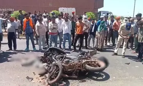 ट्रक में पीछे से घुसी बाइक, टक्कर इतनी जोरदार की उछलकर सड़क पर गिरे, दो घायल