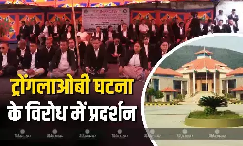 बार एसोसिएशन ने घटना के विरोध में मणिपुर हाईकोर्ट के सामने किया विरोध प्रदर्शन
