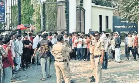 छात्रावास में पानी की किल्लत से भड़के जेईसी के छात्र, खाली बाल्टी के साथ सड़क पर उतरे