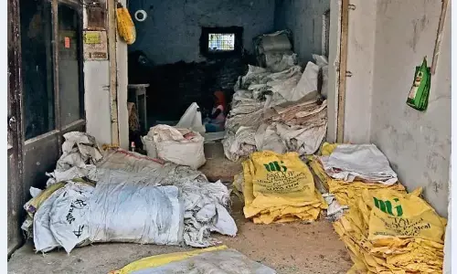 बल्देवबाग के रिहायशी क्षेत्र में बना लिया बारदाने का गोदाम, भारी पड़ सकती है जरा सी लापरवाही