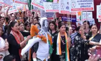 जयपुर में कांग्रेस की महिला कार्यकर्ताओं का विरोध प्रदर्शन, सड़कों पर केंद्र सरकार के खिलाफ जमकर लगाई नारेबाजी