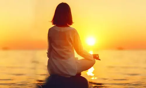 बिना पैसे खर्च किए बनना चाहते हैं ताकतवर तो, जान लीजिए सुबह धूप लेने के फायदे