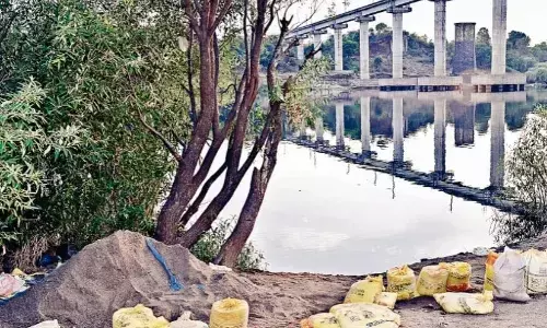 माइनिंग की टीम से बचने नर्मदा में लगाई छलांग, युवक की मौत को लेकर बवाल