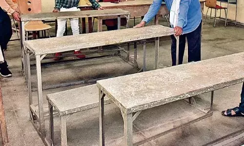 फर्नीचर घोटाला पकड़ने अब हर स्कूल में गिने जाएंगे कुर्सी-टेबल